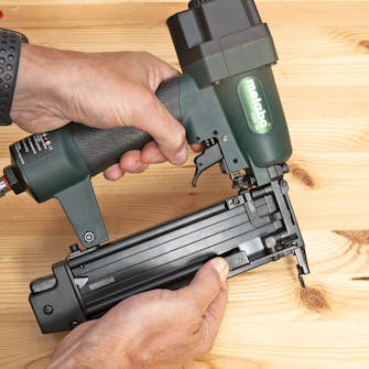 Paineilmanaulain: Kiinni juuttunut naula pitää saada irti mahdollisimman nopeasti Paineilmanaulain: Kiinni juuttunut naula pitää saada irti mahdollisimman nopeasti